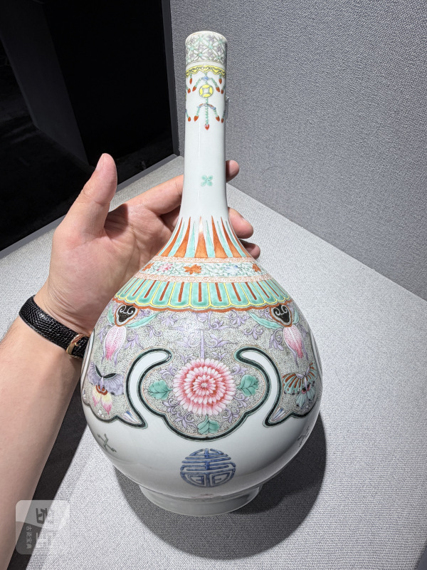 民国 粉彩如意披肩花蝶纹长颈瓶 - 图5